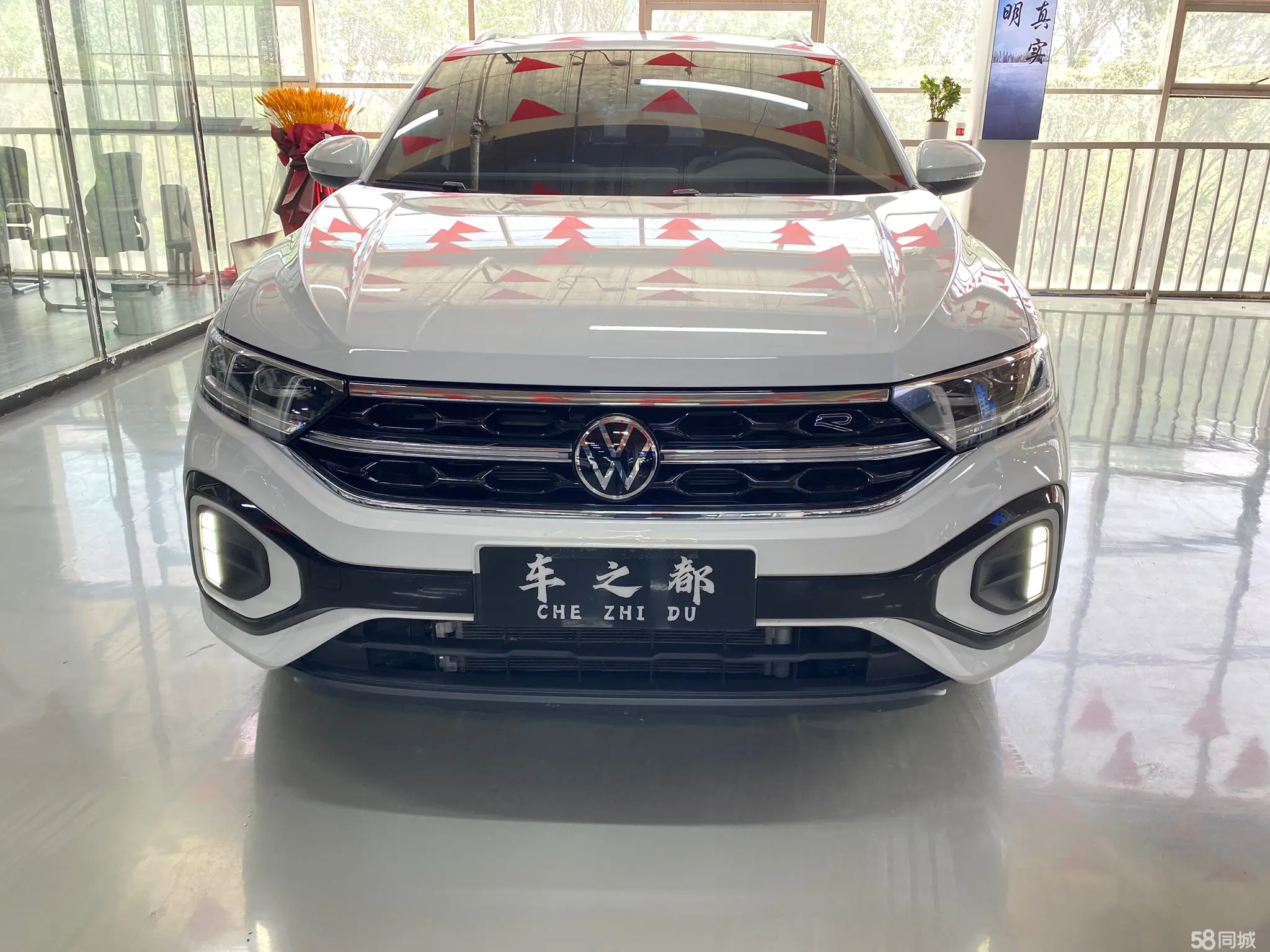 Volkswagen T-Roc 2024 car image #2