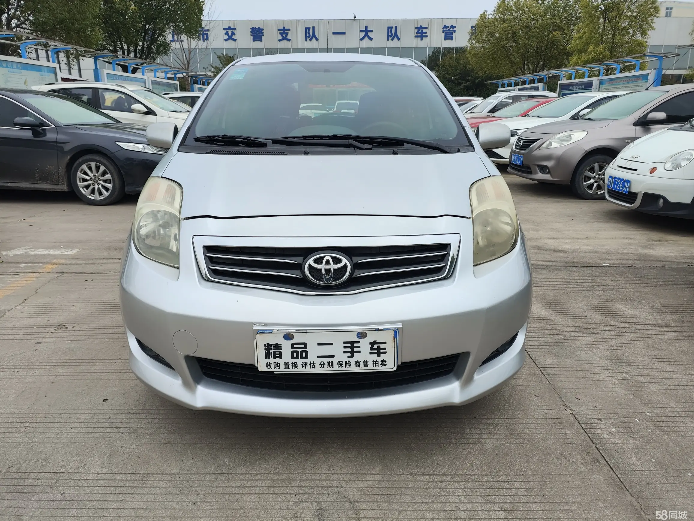 Toyota Yaris 2011 car image #2