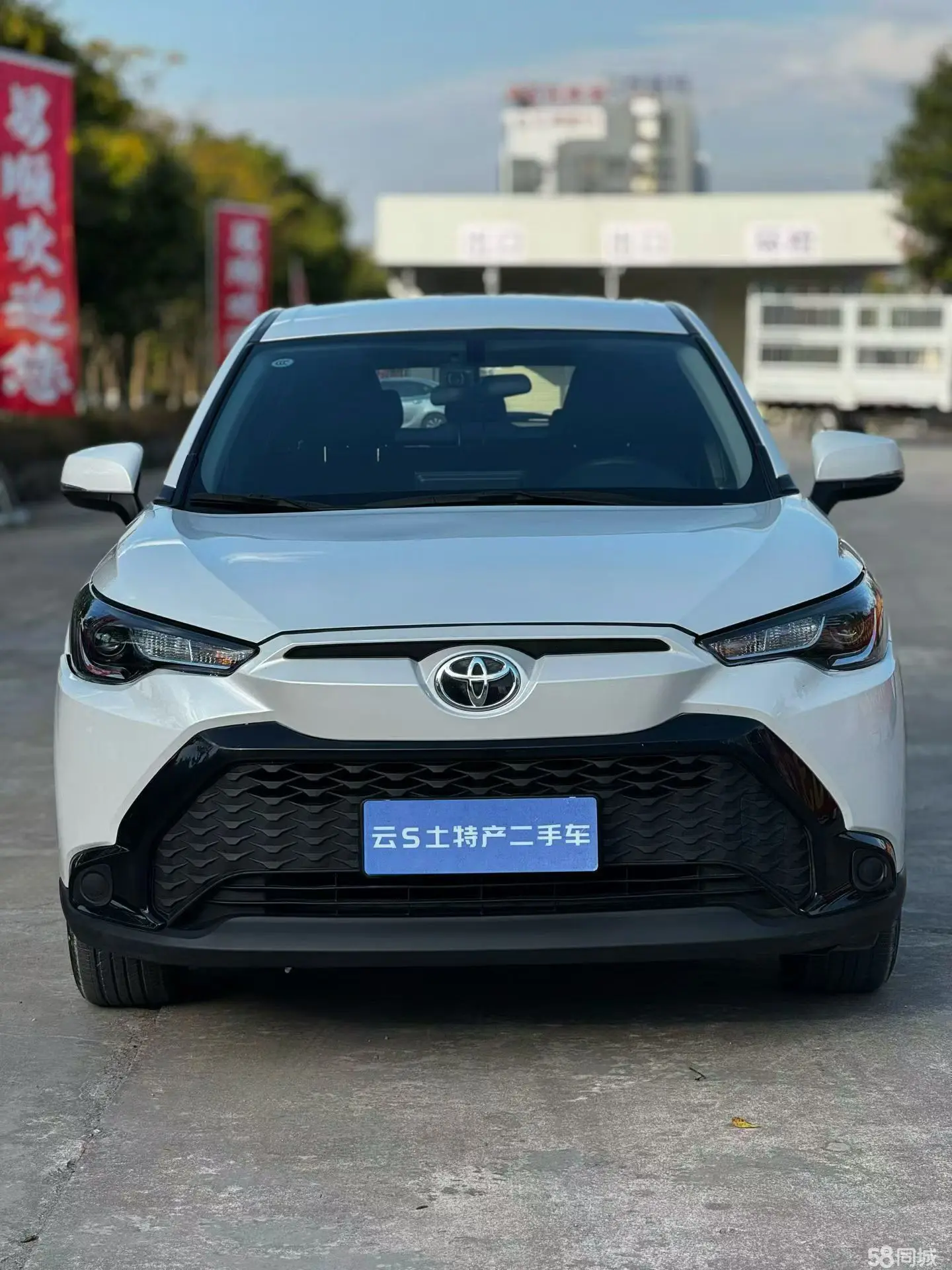 Toyota C-HR 2023 car image #2