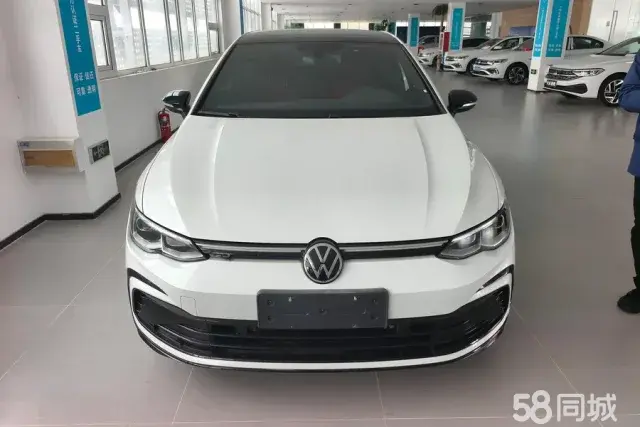 Volkswagen Golf 2023 car image #2
