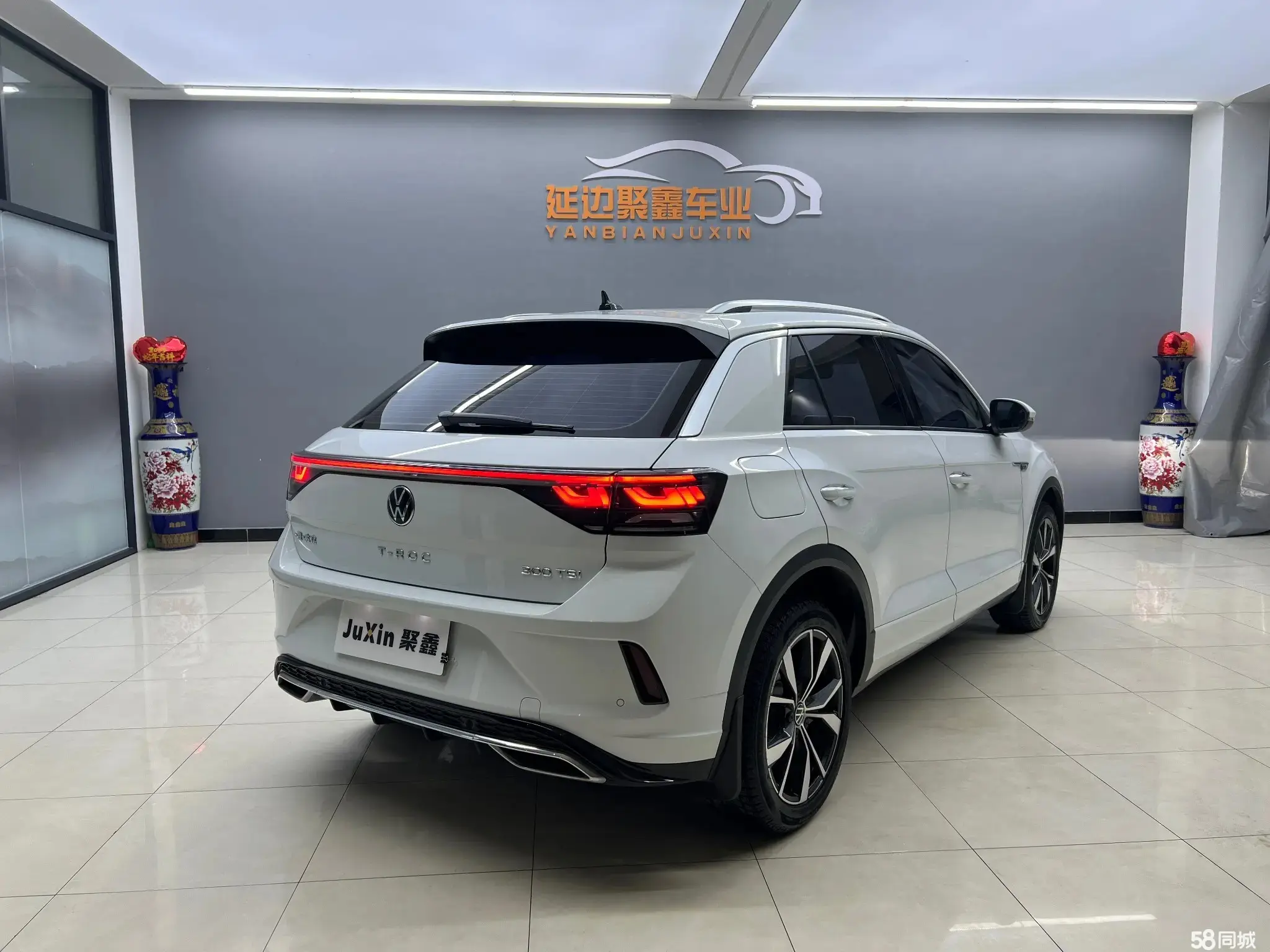 Volkswagen T-Roc 2023 immagine di auto #2