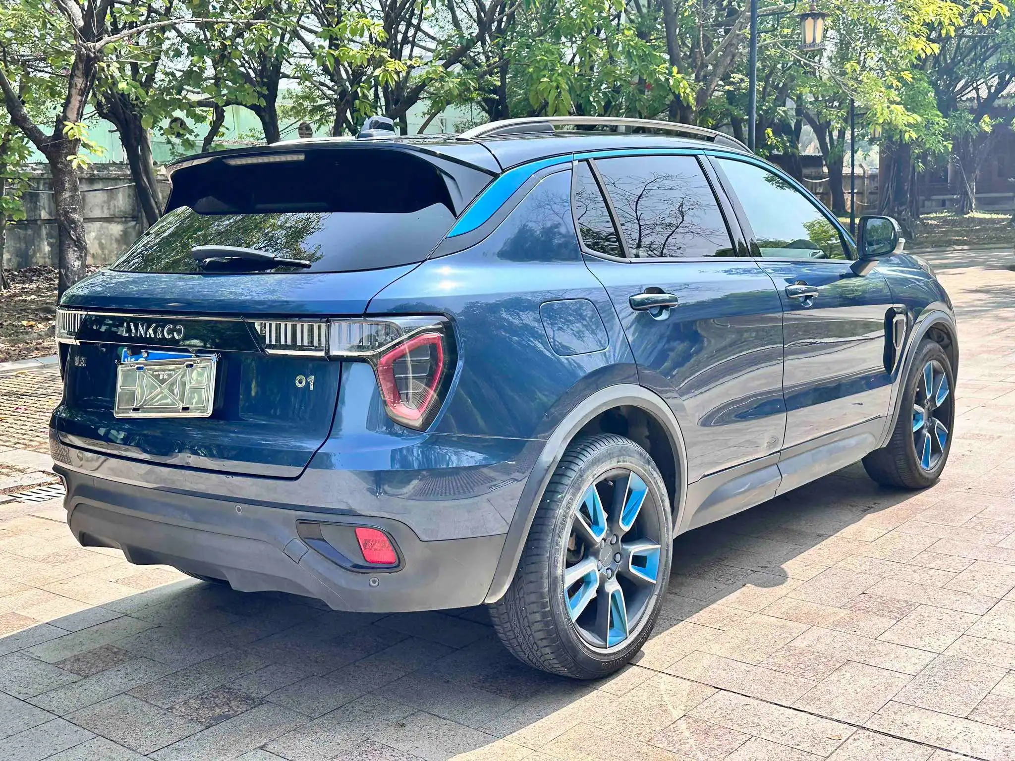 Lynk & Co 01 2018 #2 Lynk & Co 01 2018 car image #2