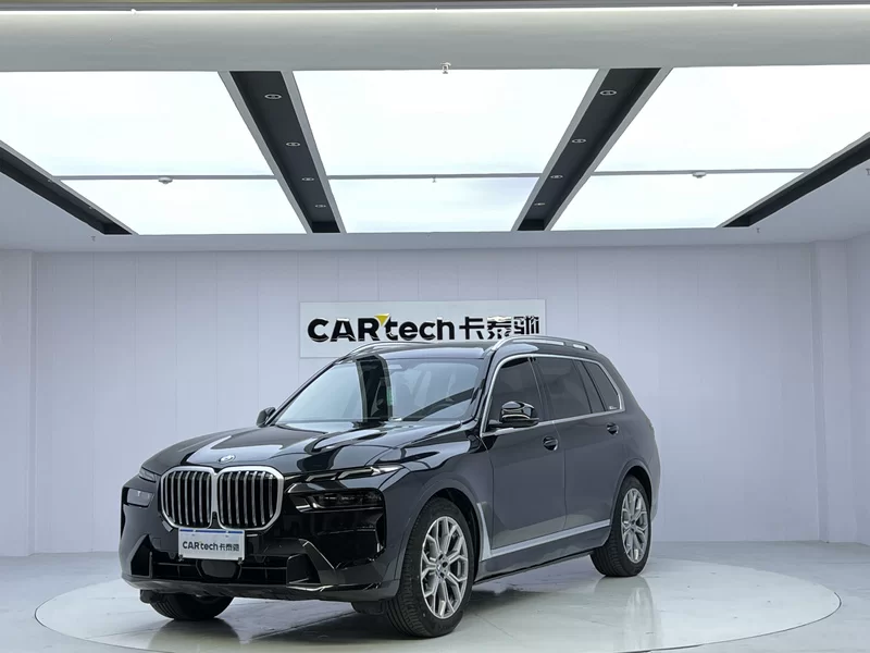 BMW X7 M60i 2023 car image #2