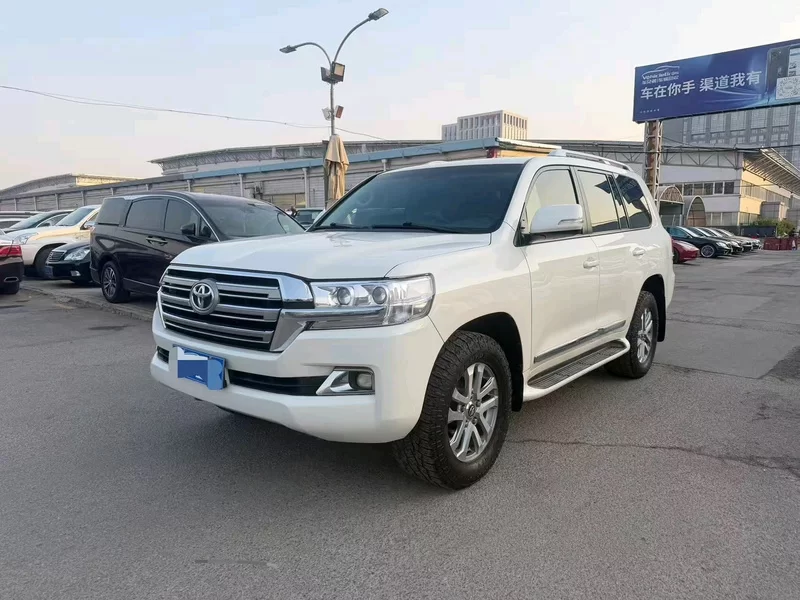 Toyota Land Cruiser 2022 car image #2