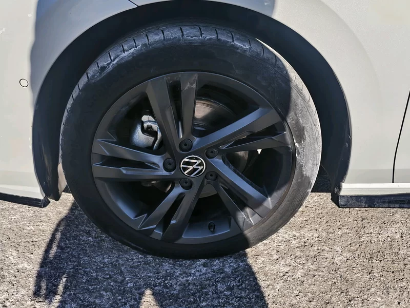 Volkswagen Golf 2023 car image #2