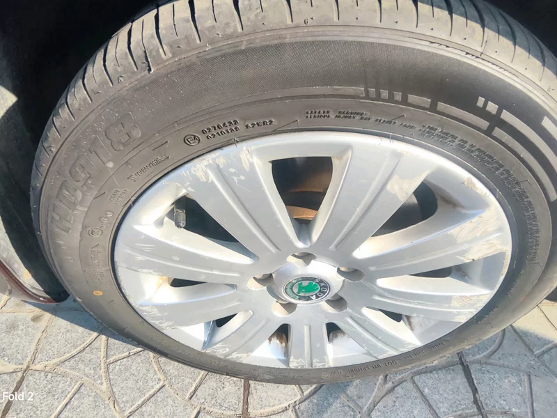 Skoda Superb 2011 car image #2