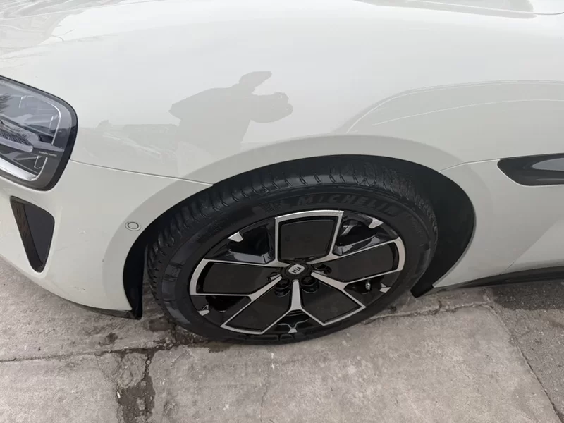 MI 2025 immagine di auto #2