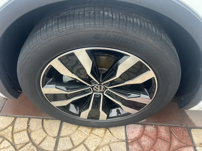 Volkswagen Tiguan L 2023 immagine di auto #2