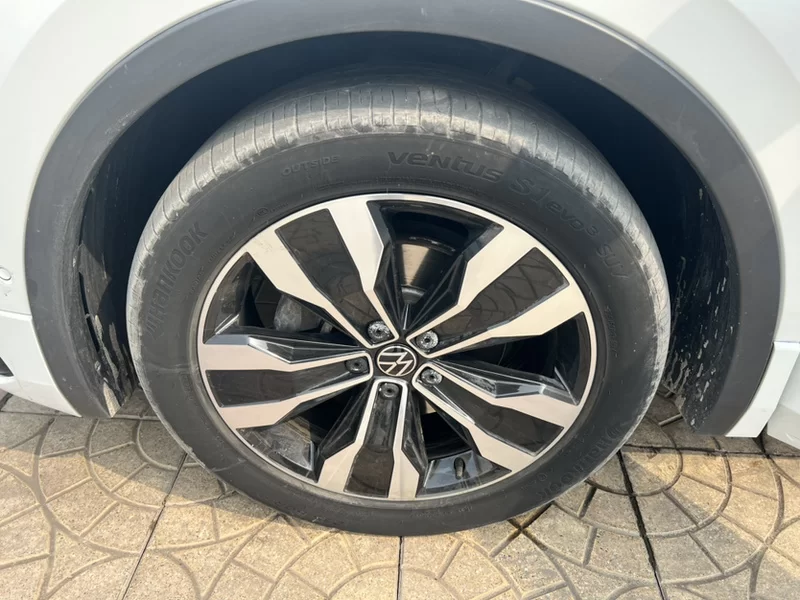 Volkswagen Tiguan L 2023 car image #2