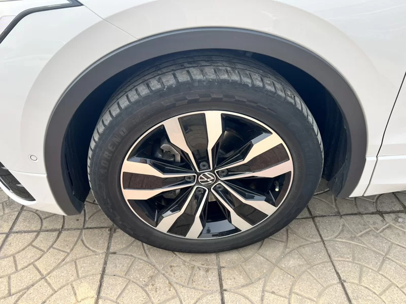 Volkswagen Tiguan L 2021 immagine di auto #2