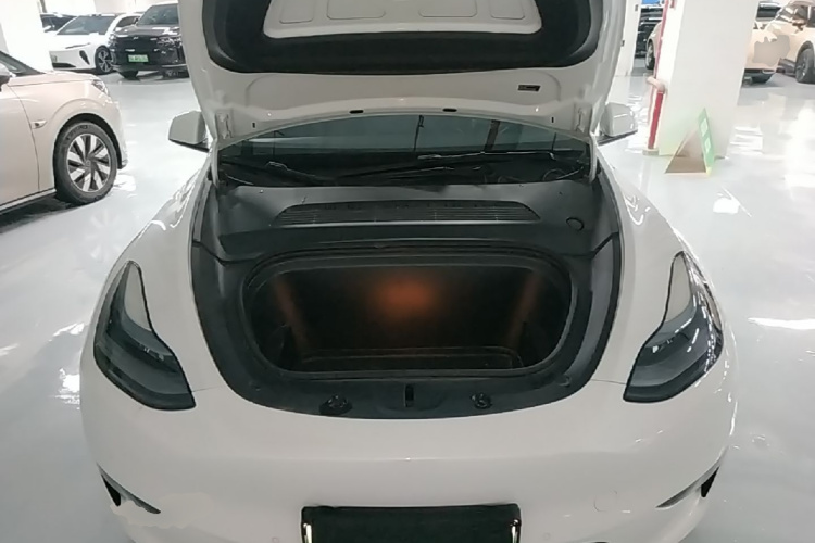 Tesla Model Y 2024 car image #20