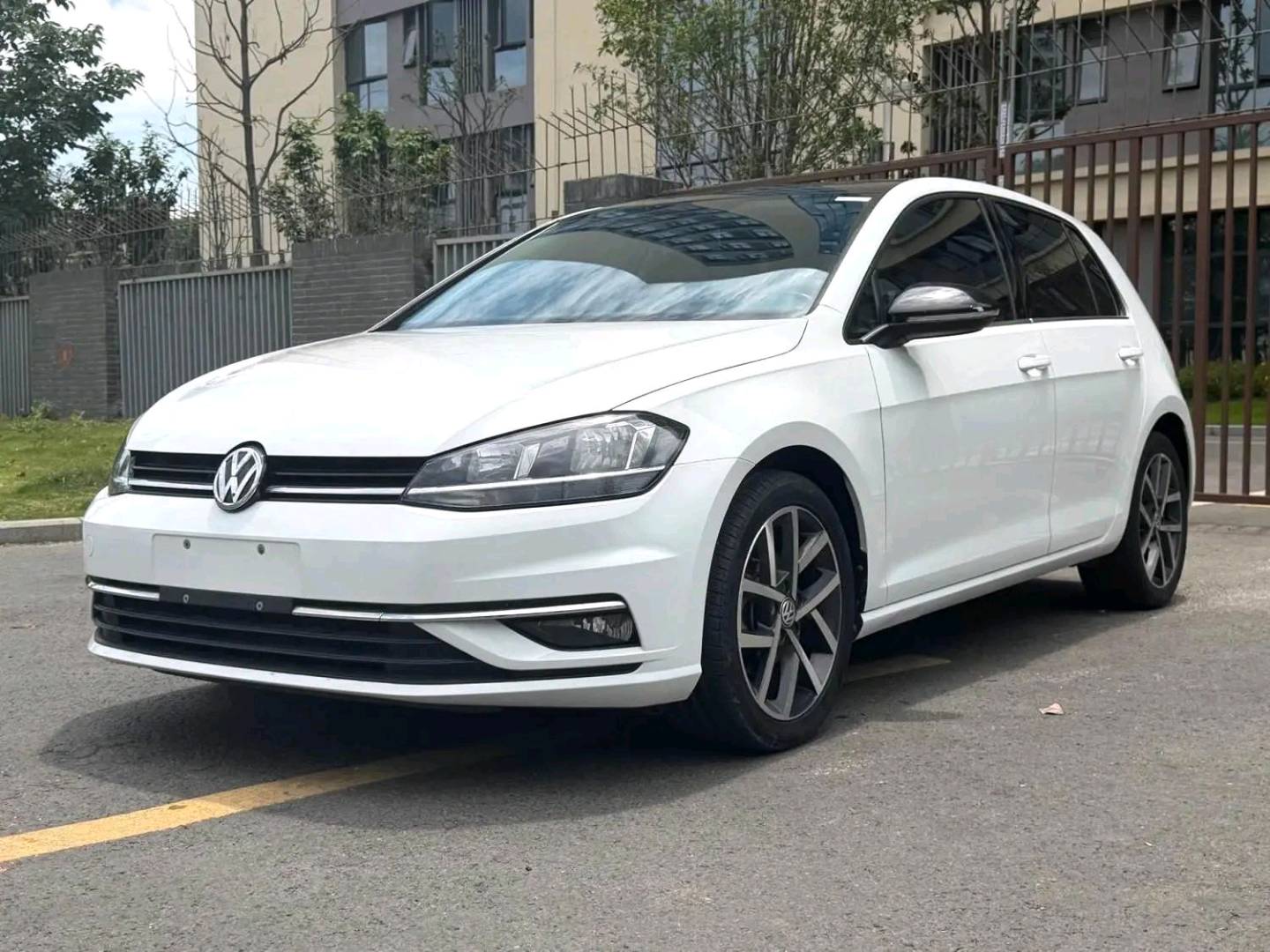 Volkswagen Golf 2020 car image #2