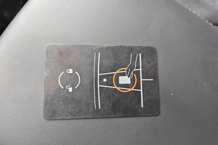 Tesla Model Y 2021 car image #14