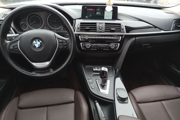 BMW 3 Series 2019 car image #10