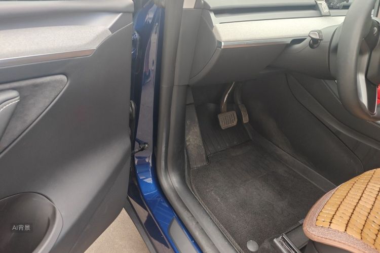 Tesla Model Y 2023 car image #18