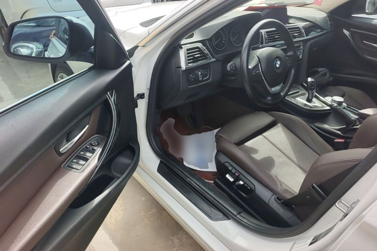 BMW 3 Series 2018 car image #12