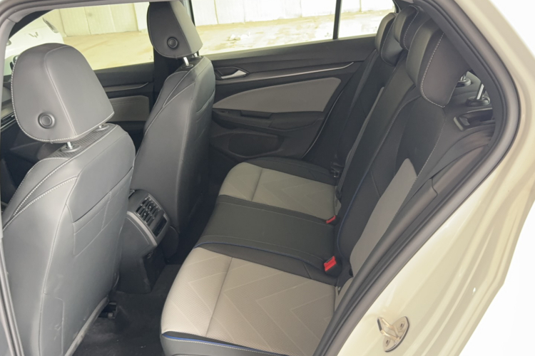 Volkswagen Golf 2026 car image #9