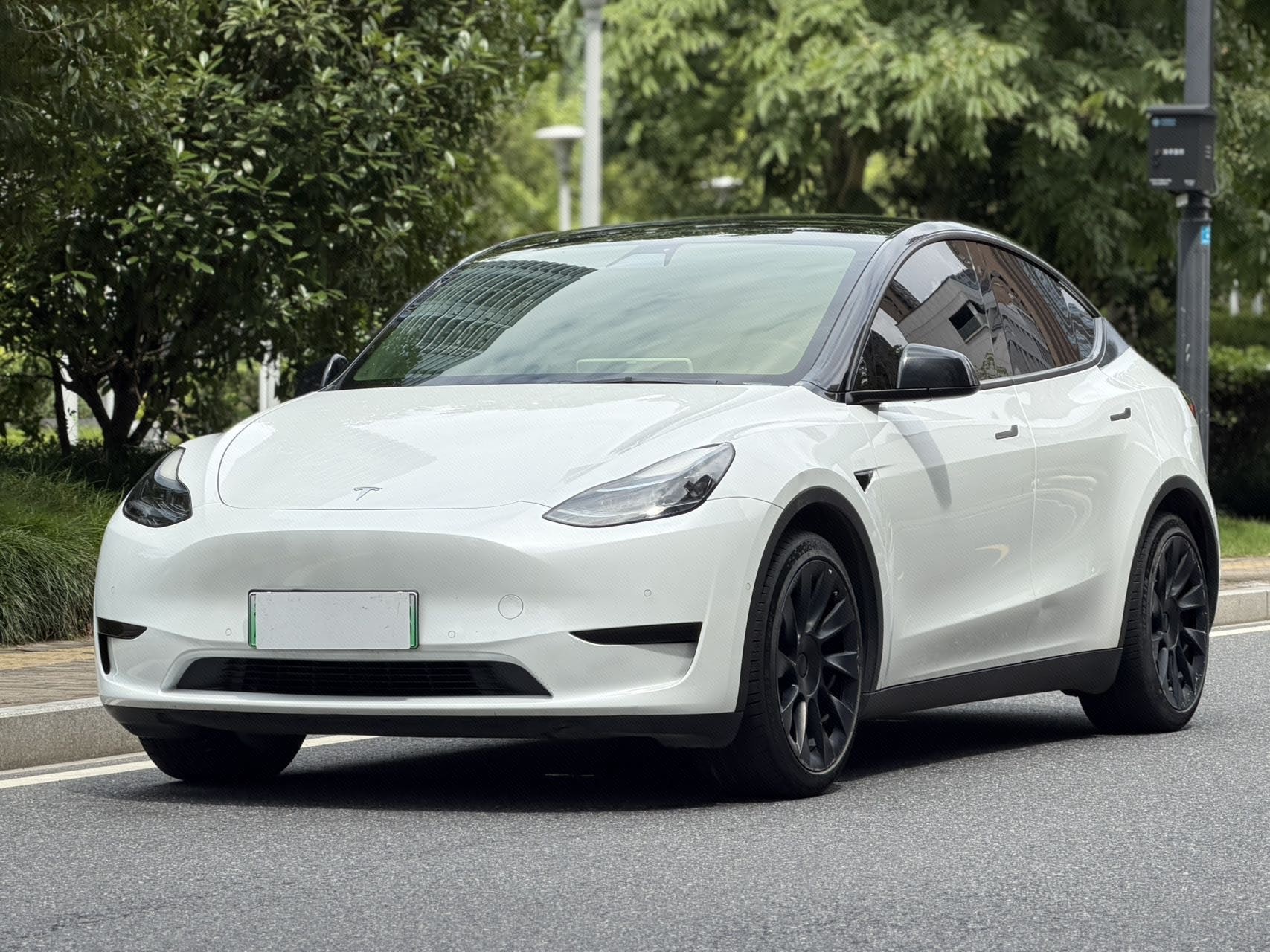 Tesla Model Y 2023 car image 