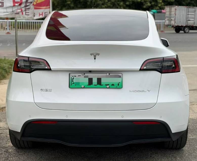 Tesla Model Y 2024 #8 Tesla Model Y 2024 car image #8