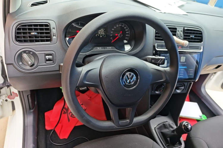 Volkswagen Polo 2016 car image #11