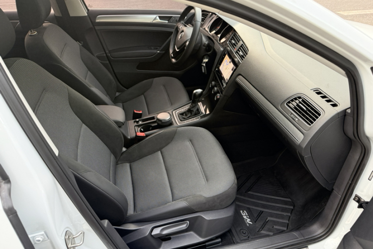 Volkswagen Golf 2020 car image #30