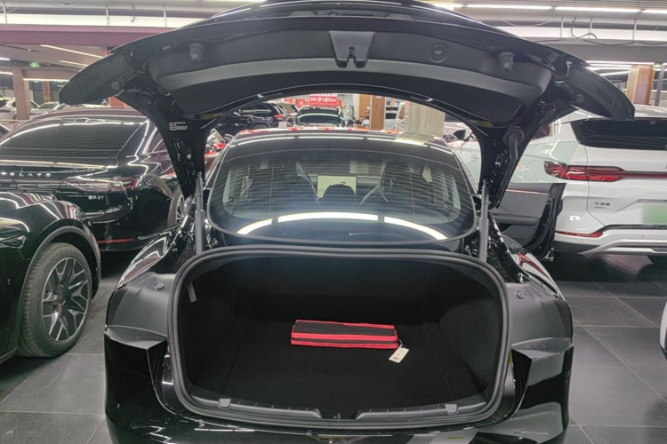 Tesla Model 3 2026 immagine di auto #21
