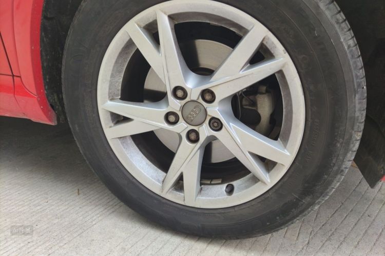 Audi Q3 2018 car image #9