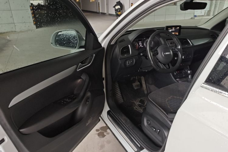 Audi Q3 2019 car image #18