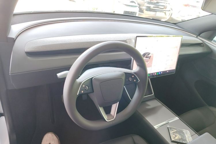 Tesla Model Y 2026 #10 Tesla Model Y 2026 car image #10