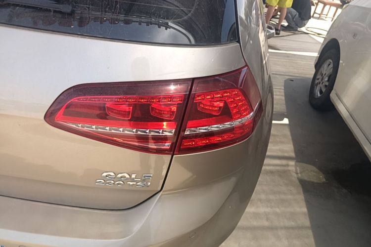 Volkswagen Golf 2017 car image #8