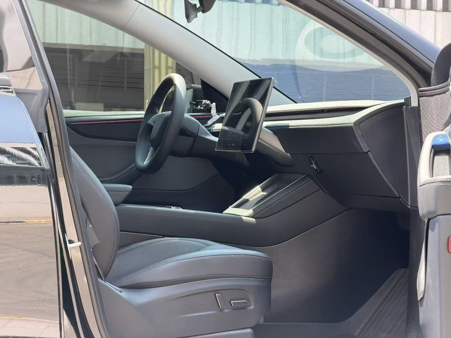 Tesla Model Y 2025 #5 Tesla Model Y 2025 car image #5