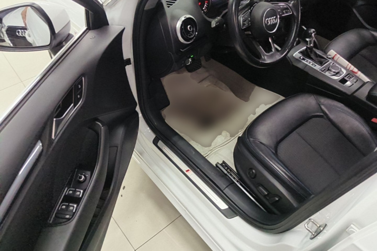 Audi A3 2018 car image #12