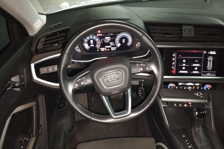 Audi Q3 2021 car image #11