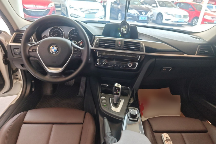 BMW 3 Series 2018 car image #10