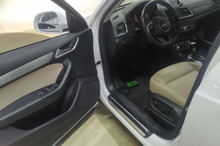 Audi Q3 2016 car image #16