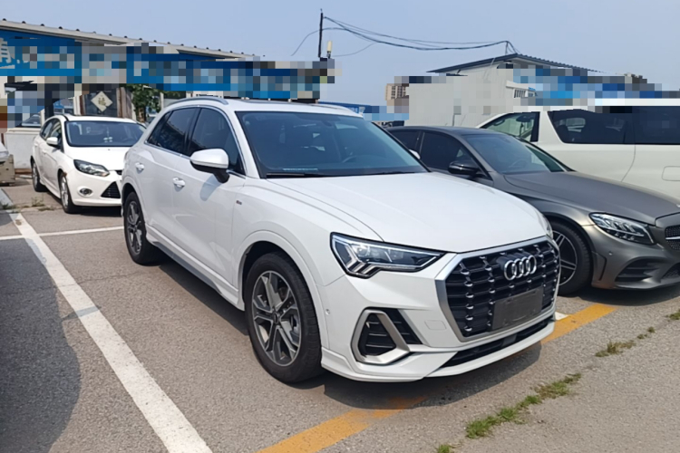 Audi Q3 2022 car image #4
