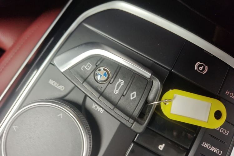 BMW 3 Series 2024 car image #9