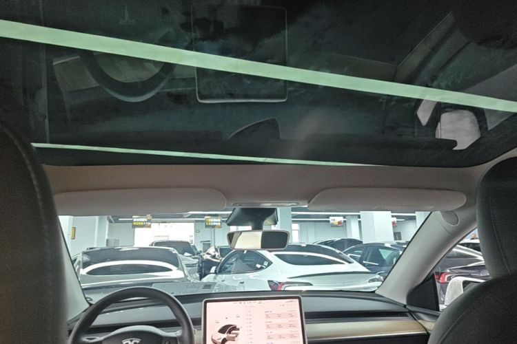 Tesla Model Y 2023 car image #18