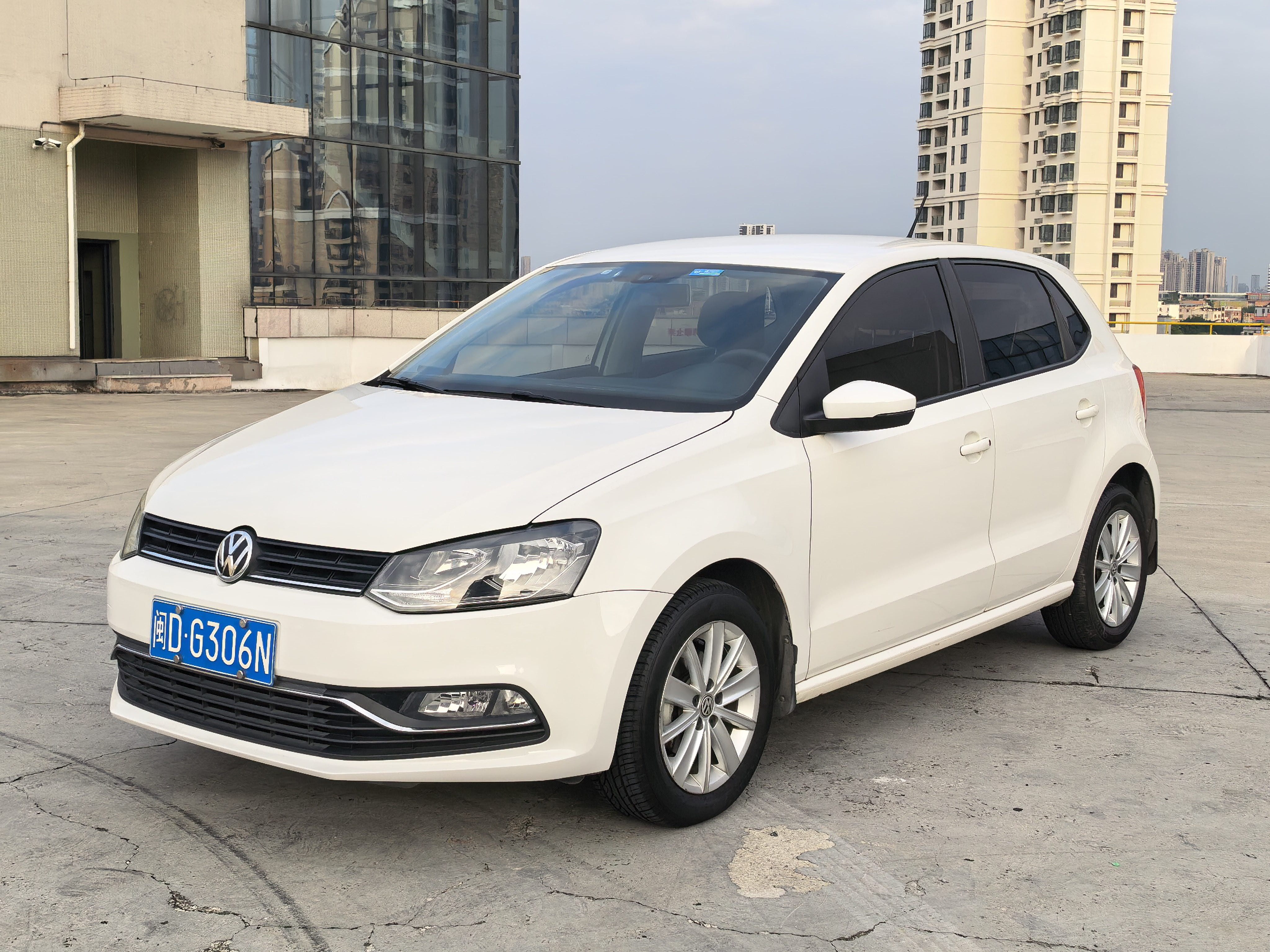 Volkswagen Polo 2015 car image 