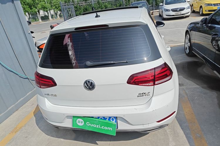Volkswagen Golf 2019 car image #6