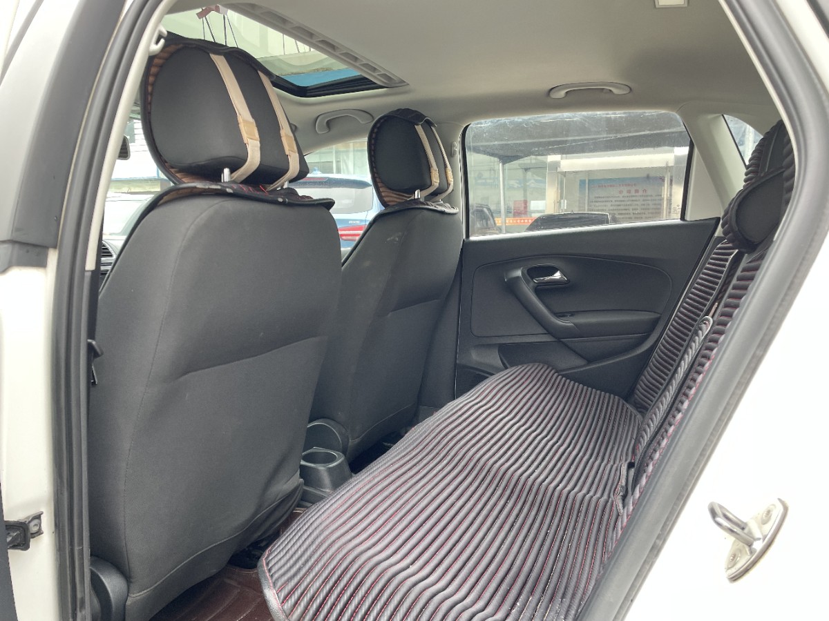 Volkswagen Polo 2016 car image #3