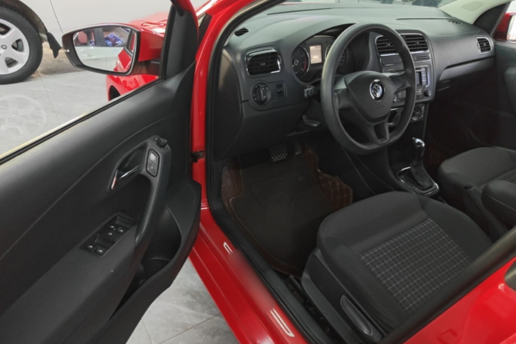 Volkswagen Polo 2015 car image #16