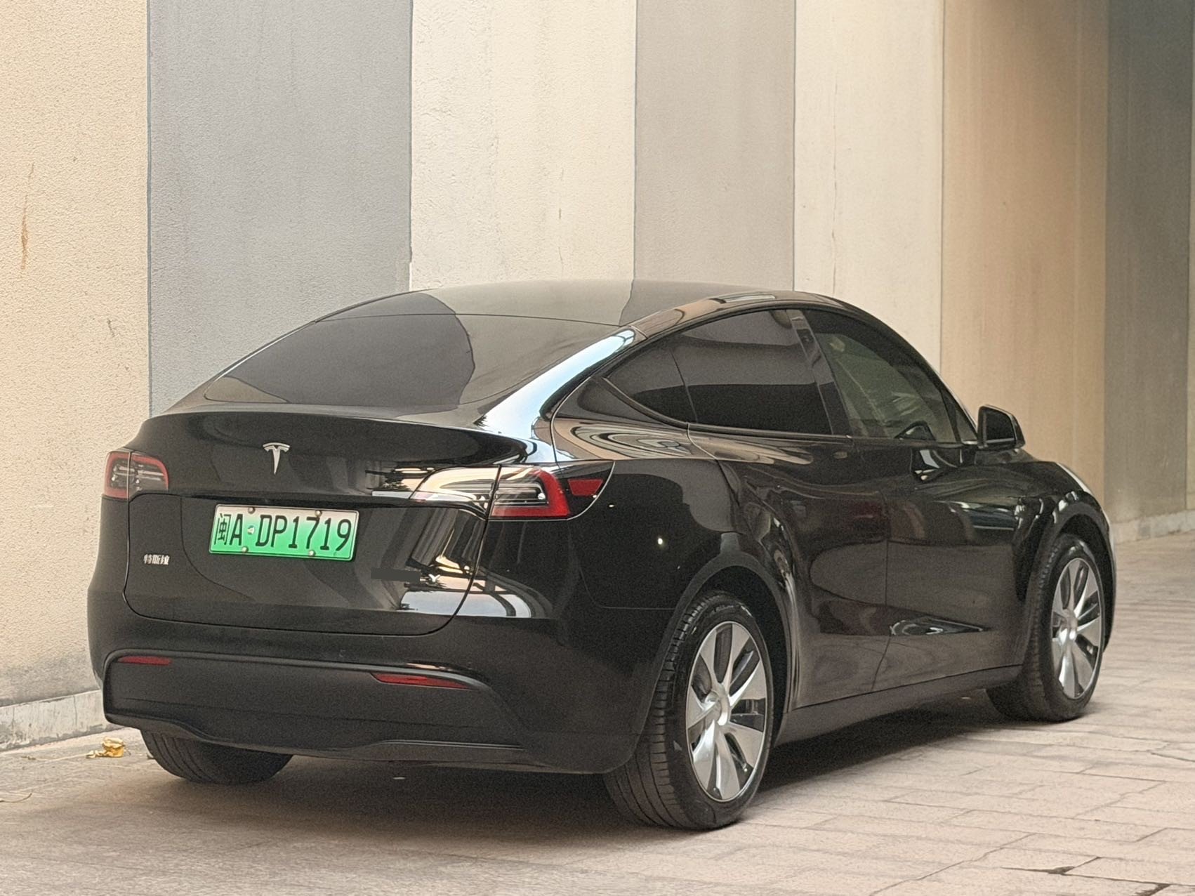 Tesla Model Y 2023 #4 Tesla Model Y 2023 car image #4