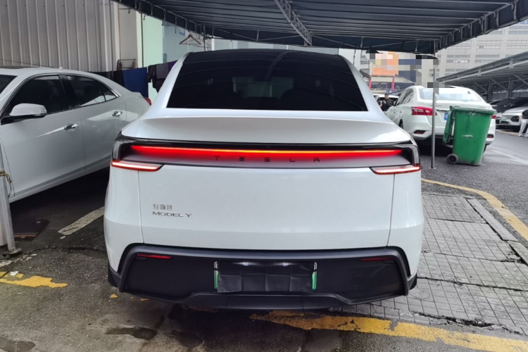 Tesla Model Y 2025 #6 Tesla Model Y 2025 car image #6