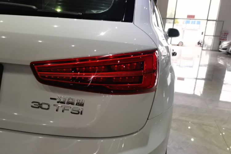 Audi Q3 2018 car image #8
