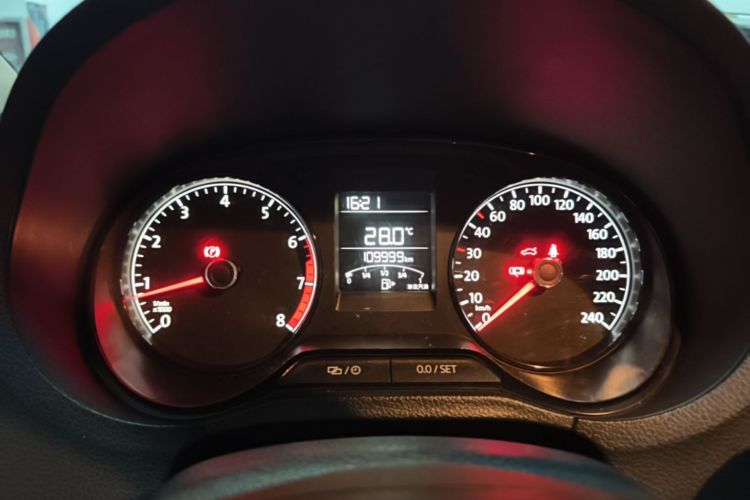 Volkswagen Polo 2016 car image #12