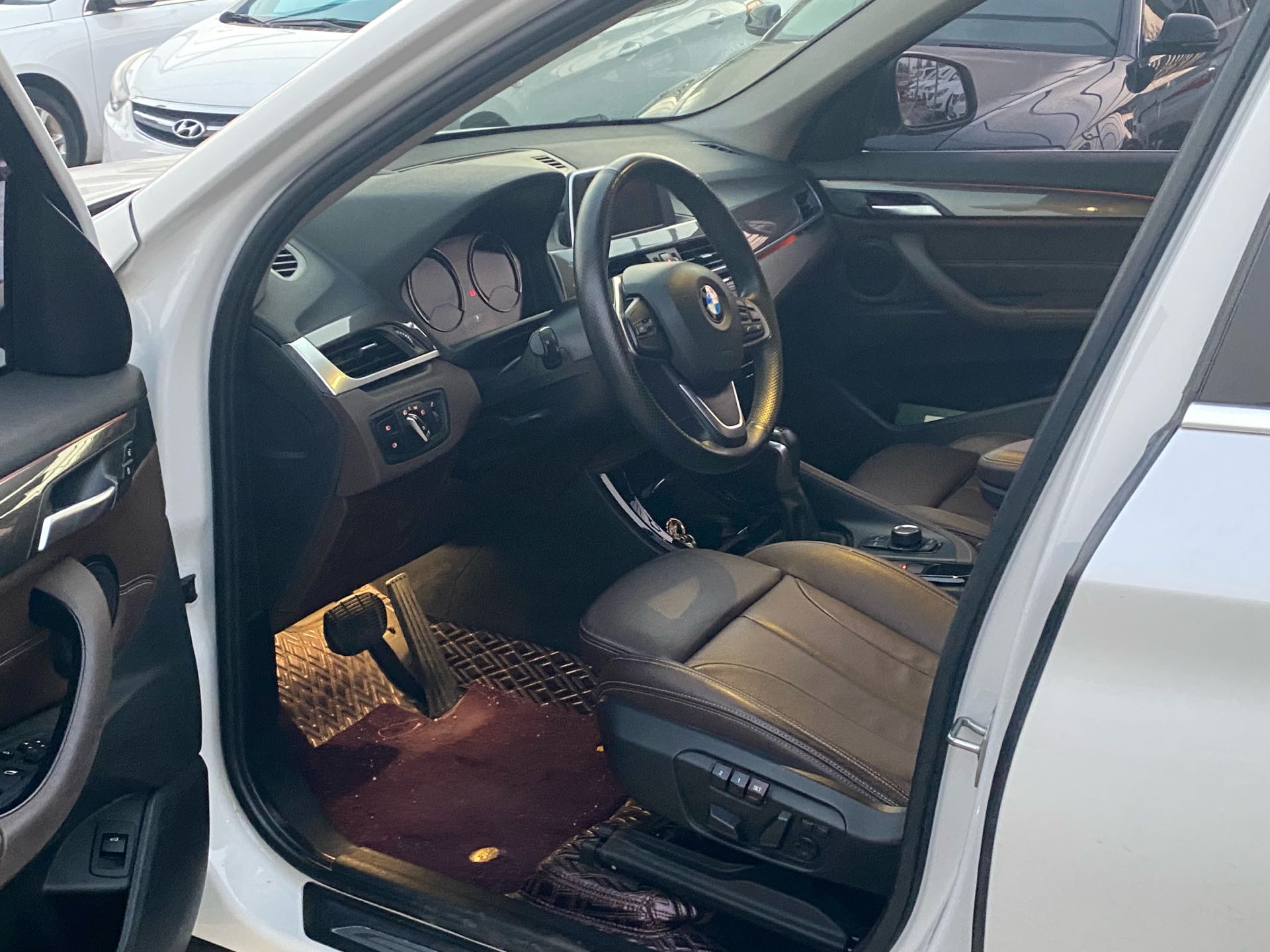 2019 immagine di auto #3