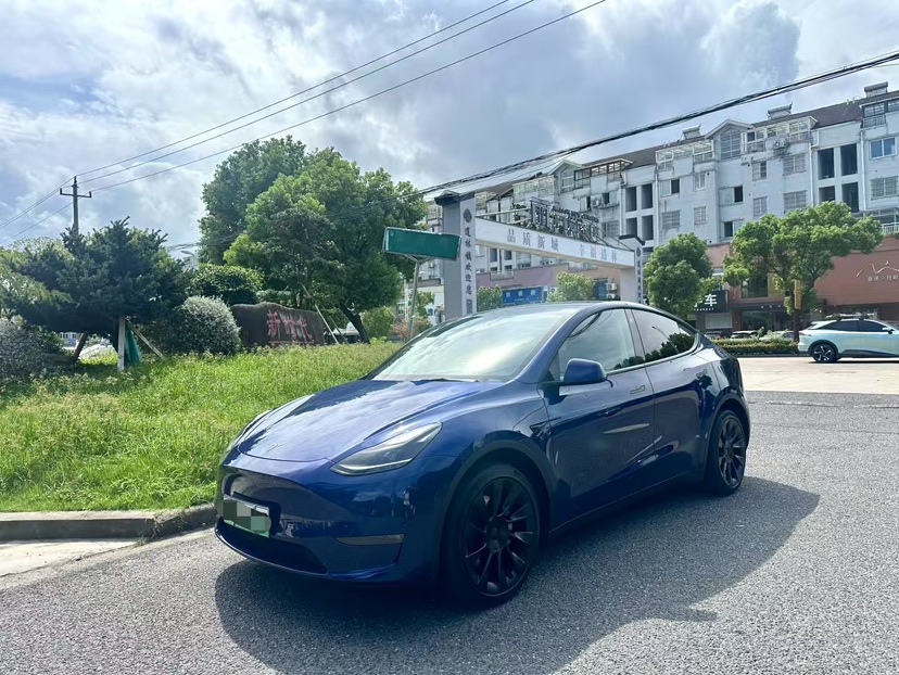 Tesla Model Y 2023 car image #2