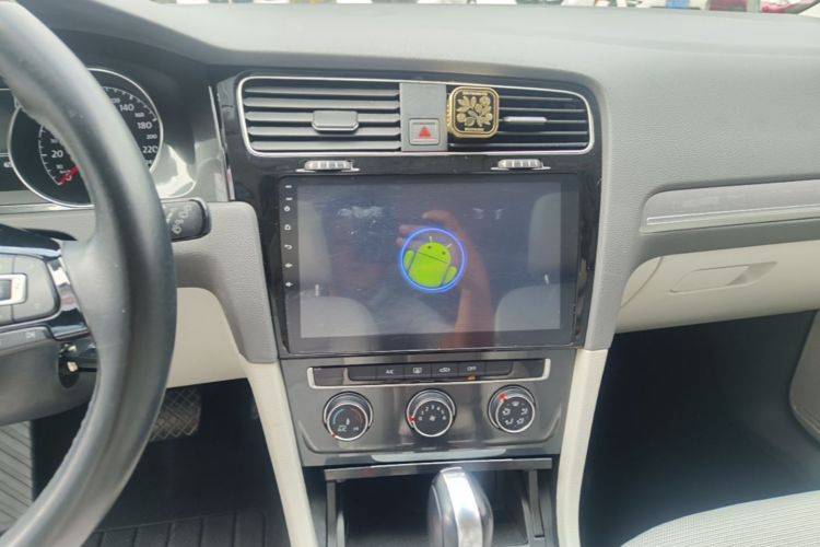 Volkswagen Golf 2018 car image #13