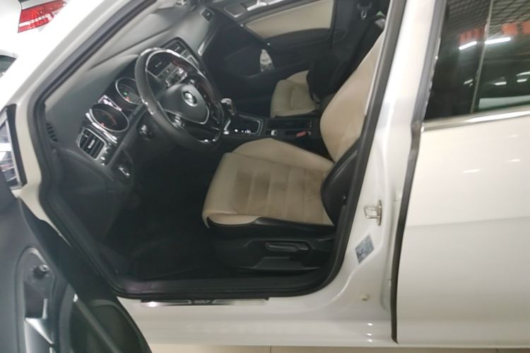 Volkswagen Golf 2017 car image #15